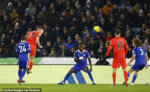 Evan Ferguson golpeó un cabezazo posterior para darle a Brighton un punto contra Leicester City