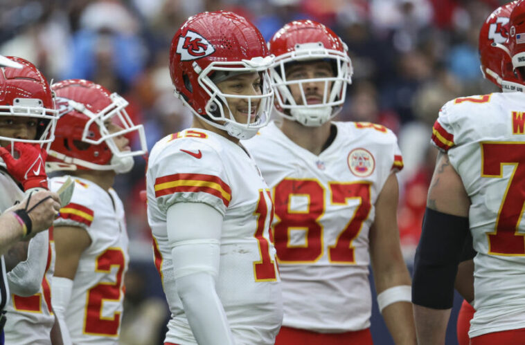 18 de diciembre de 2022;  Houston, Texas, Estados Unidos;  El mariscal de campo de los Kansas City Chiefs, Patrick Mahomes (15), sonríe durante el partido contra los Houston Texans en el NRG Stadium.  Crédito obligatorio: Troy Taormina-USA TODAY Sports