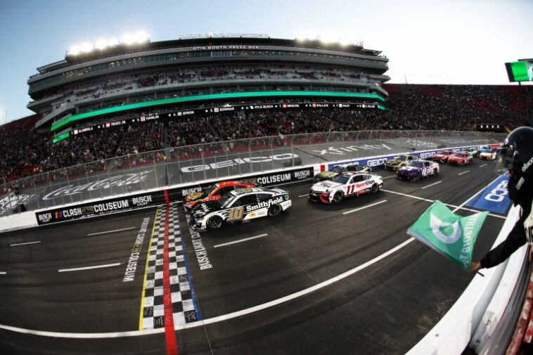 Aric Almirola, Martin Truex Jr - LA Coliseum - NASCAR Cup Series - Choque