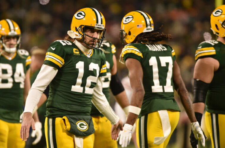 22 de enero de 2022;  Green Bay, Wisconsin, Estados Unidos;  El mariscal de campo de los Green Bay Packers, Aaron Rodgers (12) y el receptor abierto Davante Adams (17) en acción contra los San Francisco 49ers durante un partido de fútbol de playoffs de la NFC Divisional en Lambeau Field.  Crédito obligatorio: Jeffrey Becker-USA TODAY Sports