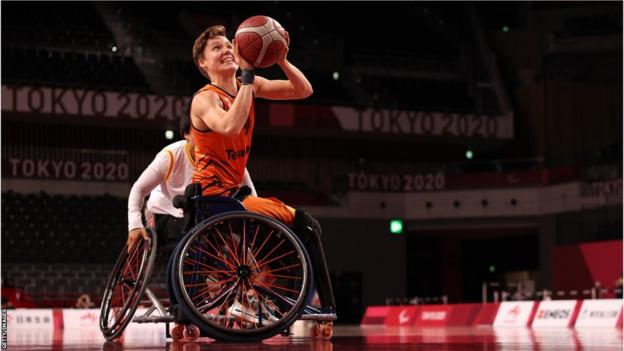 Bo Kramer en acción para los Países Bajos camino a ganar el oro en los Juegos Paralímpicos de Tokio