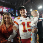 Brittany Mahomes trollea a Bart Scott de ESPN con recibo de pretemporada