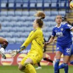 Deyna Castellanos de Manchester City dispara durante el juego WSL en Leciester City