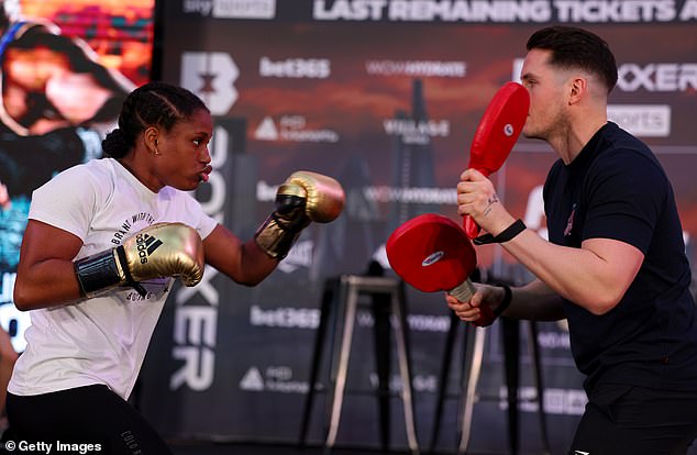 Caroline Dubois dice que ha estado entrenando a hombres en la preparación para su próxima pelea