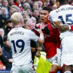 El mediocampista del Man United, Casemiro, fue expulsado después de agarrar a Will Hughes por el cuello.