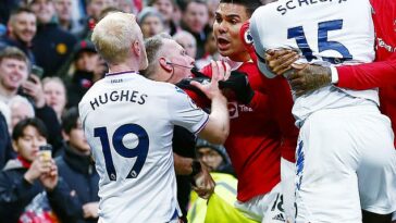 El mediocampista del Man United, Casemiro, fue expulsado después de agarrar a Will Hughes por el cuello.