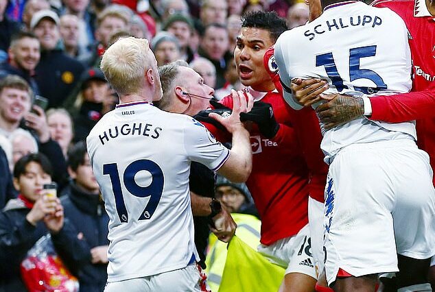 El mediocampista del Man United, Casemiro, fue expulsado después de agarrar a Will Hughes por el cuello.