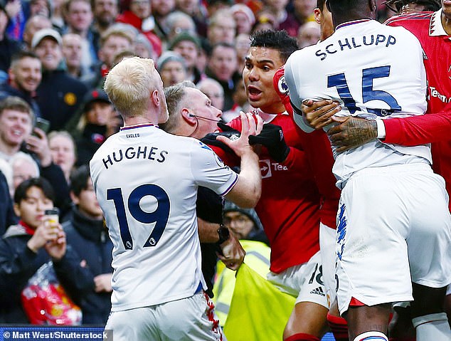 El mediocampista del Man United, Casemiro, fue expulsado después de agarrar a Will Hughes por el cuello.