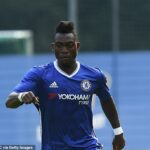 Christian Atsu, fotografiado aquí jugando para el Chelsea en 2016, habría sido rescatado de debajo de los escombros de un edificio derrumbado en Turquía tras un devastador terremoto.