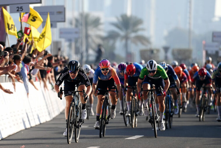 Cómo Charlotte Kool venció a Lorena Wiebes en la última vuelta del sprint de Omán - Análisis