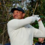 Tiger Woods golpea su golpe de salida en el primer hoyo durante una ronda pro-am del Campeonato PNC 2022 el viernes.