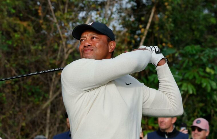 Tiger Woods golpea su golpe de salida en el primer hoyo durante una ronda pro-am del Campeonato PNC 2022 el viernes.