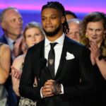 Damar Hamlin de los Bills da un emotivo discurso durante los honores de la NFL