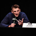 ABU DHABI, EMIRATOS ÁRABES UNIDOS - 21 DE ENERO: En esta imagen proporcionada por UFC, Dan Hooker de Nueva Zelanda interactúa con los medios durante el evento de conferencia de prensa de UFC 257 dentro de Etihad Arena en UFC Fight Island el 21 de enero de 2021 en Yas Island, Abu Dhabi, Emiratos Arabes Unidos.  (Foto de Jeff Bottari/Zuffa LLC a través de Getty Images)