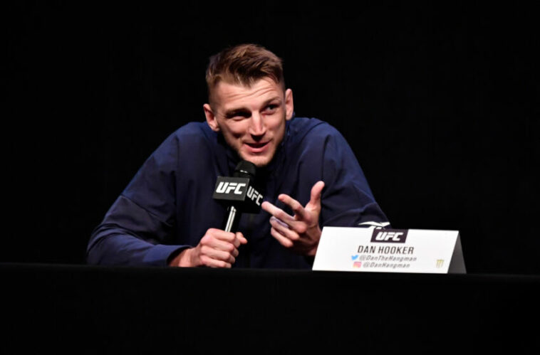 ABU DHABI, EMIRATOS ÁRABES UNIDOS - 21 DE ENERO: En esta imagen proporcionada por UFC, Dan Hooker de Nueva Zelanda interactúa con los medios durante el evento de conferencia de prensa de UFC 257 dentro de Etihad Arena en UFC Fight Island el 21 de enero de 2021 en Yas Island, Abu Dhabi, Emiratos Arabes Unidos.  (Foto de Jeff Bottari/Zuffa LLC a través de Getty Images)