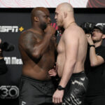 LAS VEGAS, NEVADA - 3 DE FEBRERO: (LR) Los oponentes Derrick Lewis y Serghei Spivac de Moldavia se enfrentan durante el pesaje de UFC en UFC APEX el 3 de febrero de 2023 en Las Vegas, Nevada.  (Foto de Jeff Bottari/Zuffa LLC a través de Getty Images)