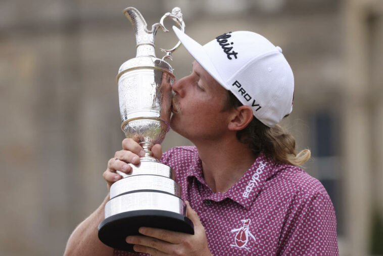 Cameron Smith besa el trofeo de la jarra de clarete después de ganar el Abierto Británico el 17 de julio de 2022. (Foto AP/Peter Morrison)