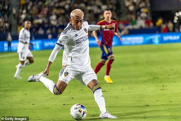 El traspaso de Julián Araujo de LA Galaxy al Barcelona se ha estancado por apenas unos segundos