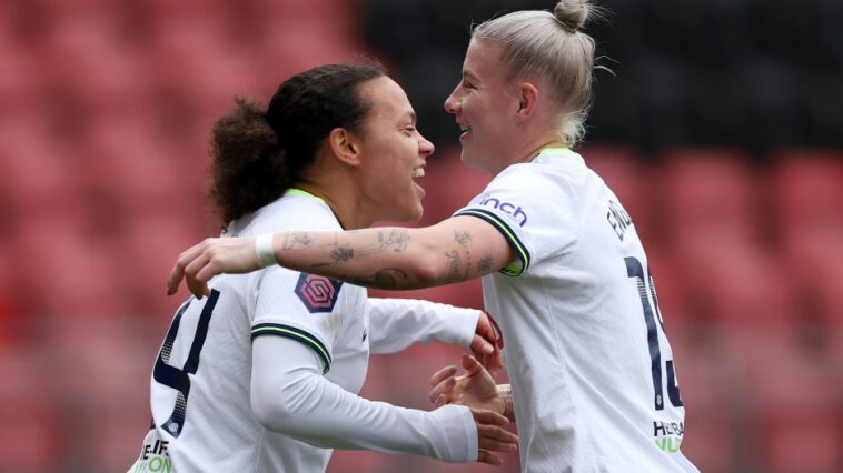 Drew Spence de Tottenham Hotspur celebra con Bethany England