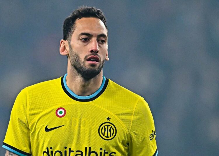 El Inter trabaja en la renovación de Calhanoglu