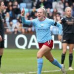 Lauren Hemp celebra un gol con el Manchester City