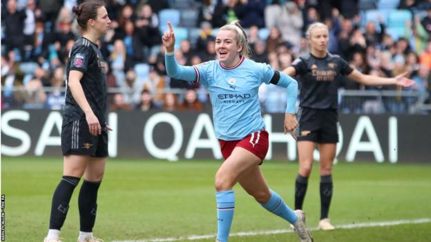 Lauren Hemp celebra un gol con el Manchester City