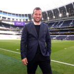 Van der Vaart en el Tottenham Hotspur Stadium antes del partido de los Spurs contra Aston Villa en 2021.