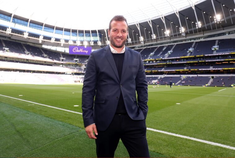 Van der Vaart en el Tottenham Hotspur Stadium antes del partido de los Spurs contra Aston Villa en 2021.