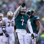 1 de enero de 2023;  Filadelfia, Pensilvania, Estados Unidos;  El apoyador de los Philadelphia Eagles, Haason Reddick (7), reacciona después de una parada defensiva contra los New Orleans Saints durante el último cuarto en el Lincoln Financial Field.  Crédito obligatorio: Bill Streicher-USA TODAY Sports