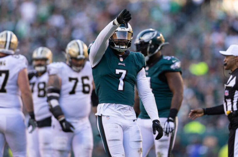 1 de enero de 2023;  Filadelfia, Pensilvania, Estados Unidos;  El apoyador de los Philadelphia Eagles, Haason Reddick (7), reacciona después de una parada defensiva contra los New Orleans Saints durante el último cuarto en el Lincoln Financial Field.  Crédito obligatorio: Bill Streicher-USA TODAY Sports