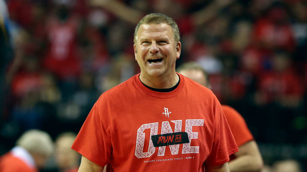 El propietario de los Rockets, Tilman Fertitta, presenta una oferta para comprar Commanders, según un informe