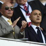 El propietario del Tottenham, Joe Lewis, a la izquierda, visto con el presidente del club, Daniel Levy, podría estar dispuesto a considerar vender si Najafi hace una gran oferta.