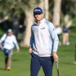 Brendan Steele camina hacia el green 18 antes de jugar durante la primera ronda del torneo de golf The American Express en La Quinta Country Club en La Quinta, California, el jueves 19 de enero de 2023.