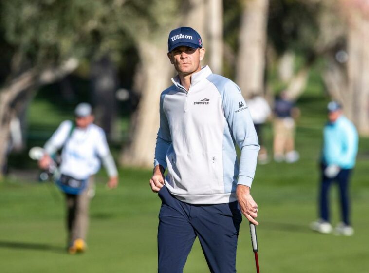 Brendan Steele camina hacia el green 18 antes de jugar durante la primera ronda del torneo de golf The American Express en La Quinta Country Club en La Quinta, California, el jueves 19 de enero de 2023.