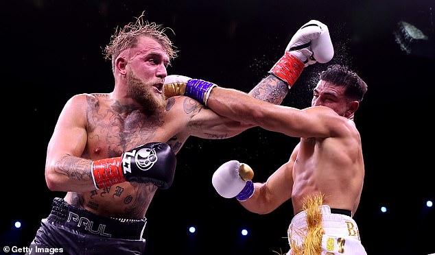 El brazo derecho de Jake Paul no tenía el tatuaje por el que le habían pagado £ 206,000 unos días antes.