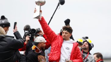 Fan detalla a Patrick Mahomes llevándose su falso trofeo Lombardi