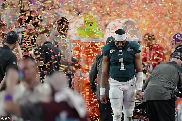 Jalen Hurts abandonó el campo del State Farm Stadium con la cabeza gacha después de la insoportable derrota.