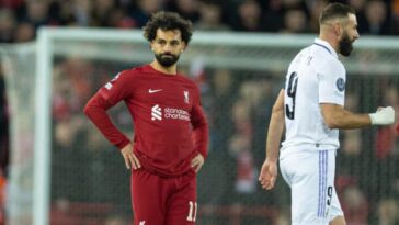 LIVERPOOL, INGLATERRA - Martes, 21 de febrero de 2023: Mohamed Salah del Liverpool parece abatido después de que el capitán del Real Madrid, Karim Benzema, anotara el quinto gol durante el partido de ida de los octavos de final de la UEFA Champions League entre el Liverpool FC y el Real Madrid en Anfield.  (Foto de David Rawcliffe/Propaganda)