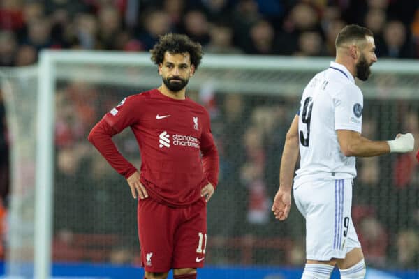 LIVERPOOL, INGLATERRA - Martes, 21 de febrero de 2023: Mohamed Salah del Liverpool parece abatido después de que el capitán del Real Madrid, Karim Benzema, anotara el quinto gol durante el partido de ida de los octavos de final de la UEFA Champions League entre el Liverpool FC y el Real Madrid en Anfield.  (Foto de David Rawcliffe/Propaganda)