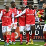 Folarin Balogun (D) anotó un hat-trick para que el Reims sellara la remontada ante el Lorient por 4-2