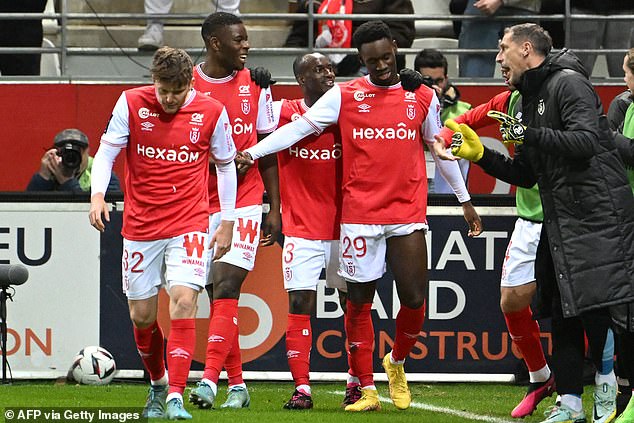 Folarin Balogun (D) anotó un hat-trick para que el Reims sellara la remontada ante el Lorient por 4-2