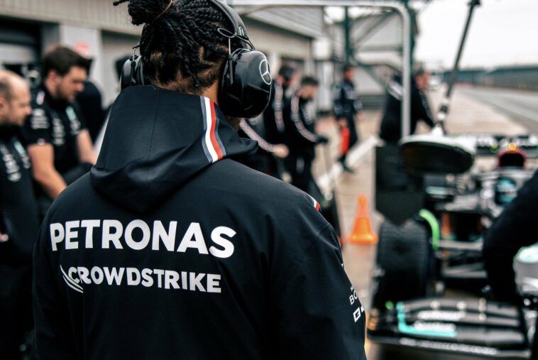 Hamilton confía en el regreso de Mercedes a la librea negra