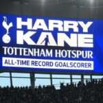 Un mensaje en el marcador del Tottenham Hotspur Stadium felicitando a Harry Kane por convertirse en el máximo goleador de todos los tiempos del club.