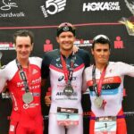 PORT ELIZABETH - 2 DE SEPTIEMBRE: (LR) Podio ganador del segundo lugar Alistair Brownlee de Gran Bretaña, primer lugar Jan Frodeno de Alemania y tercer lugar Javier Gomez Noya de España celebran en el podio del ganador durante el Isuzu IRONMAN 70.3 World Championship Men en Port Elizabeth , Sudáfrica el 2 de septiembre de 2018. Más de 4500 atletas de más de 100 países estarán representados en el Campeonato Mundial 70.3 de este año.  (Foto de Donald Miralle/Getty Images para IRONMAN).