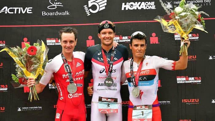 PORT ELIZABETH - 2 DE SEPTIEMBRE: (LR) Podio ganador del segundo lugar Alistair Brownlee de Gran Bretaña, primer lugar Jan Frodeno de Alemania y tercer lugar Javier Gomez Noya de España celebran en el podio del ganador durante el Isuzu IRONMAN 70.3 World Championship Men en Port Elizabeth , Sudáfrica el 2 de septiembre de 2018. Más de 4500 atletas de más de 100 países estarán representados en el Campeonato Mundial 70.3 de este año.  (Foto de Donald Miralle/Getty Images para IRONMAN).