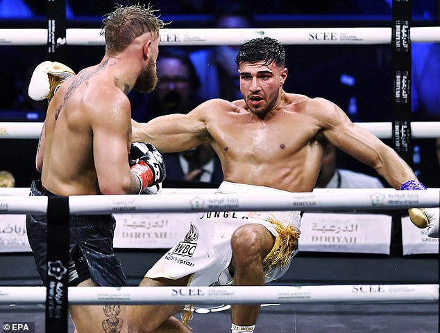 Jake Paul (izquierda) felicitó burlonamente a Tommy Fury (derecha) a pesar de su derrota el domingo