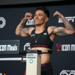 LAS VEGAS, NV - 17 DE FEBRERO: Jessica Andrade pesa antes de su pelea de UFC Vegas 69 en el UFC APEX en Las Vegas, NV el 17 de febrero de 2023. (Foto de Amy Kaplan/Icon Sportswire)