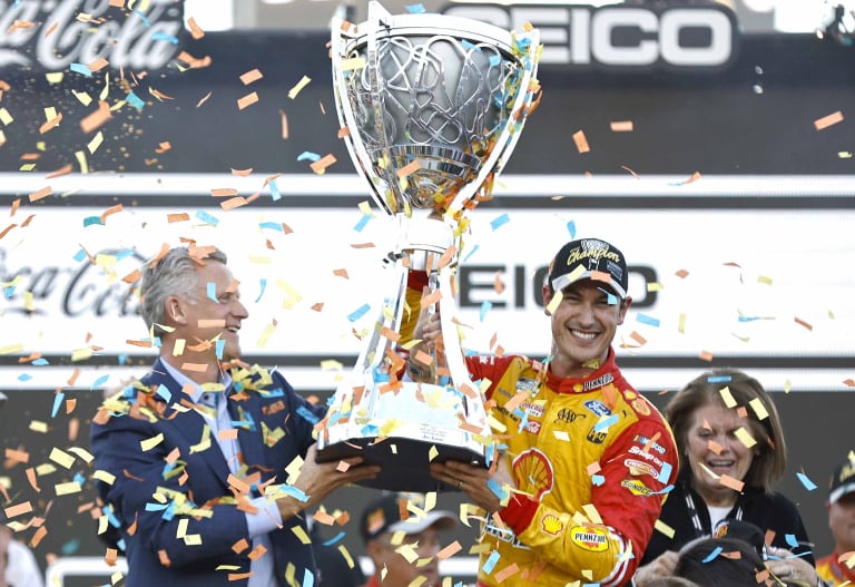 Steve Phelps y Joey Logano - Phoenix Raceway - Campeón de la NASCAR Cup Series