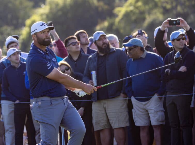 PACIFIC PALISADES, CA - 18 DE FEBRERO DE 2023: El líder Jon Rahm observa su golpe de salida en el hoyo 18.