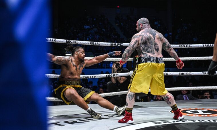 Josh Watson der.  Greg Hardy en BKFC Knucklemania 3: Mejores fotos